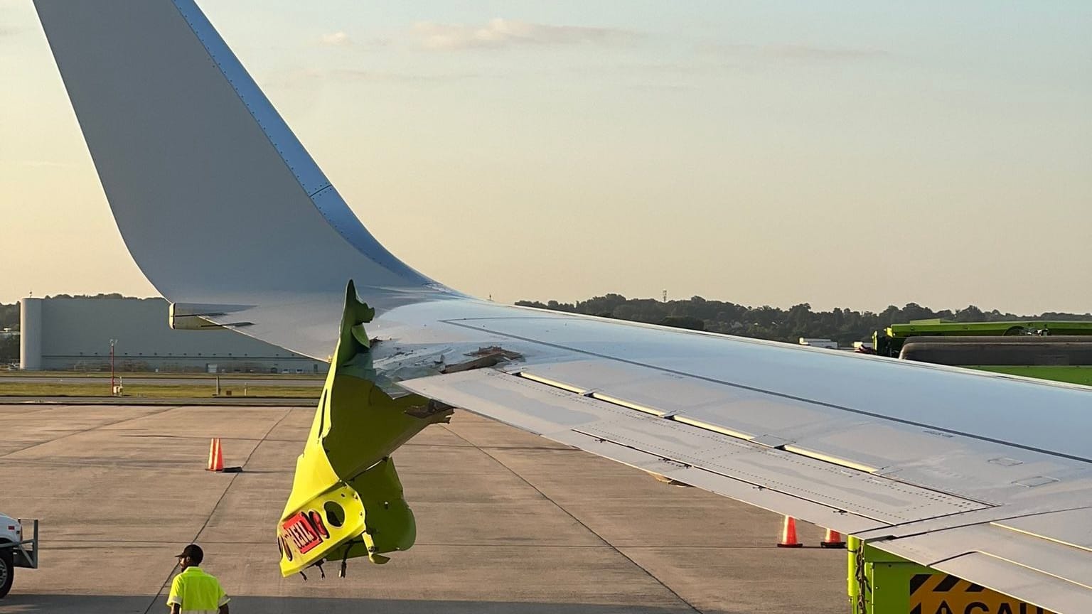 Da hat der Müllwagen einen Teil seines Daches in der Tragfläche der Fliegers vergessen. Für 143 Passagiere endete so der Flug vor dem Start.