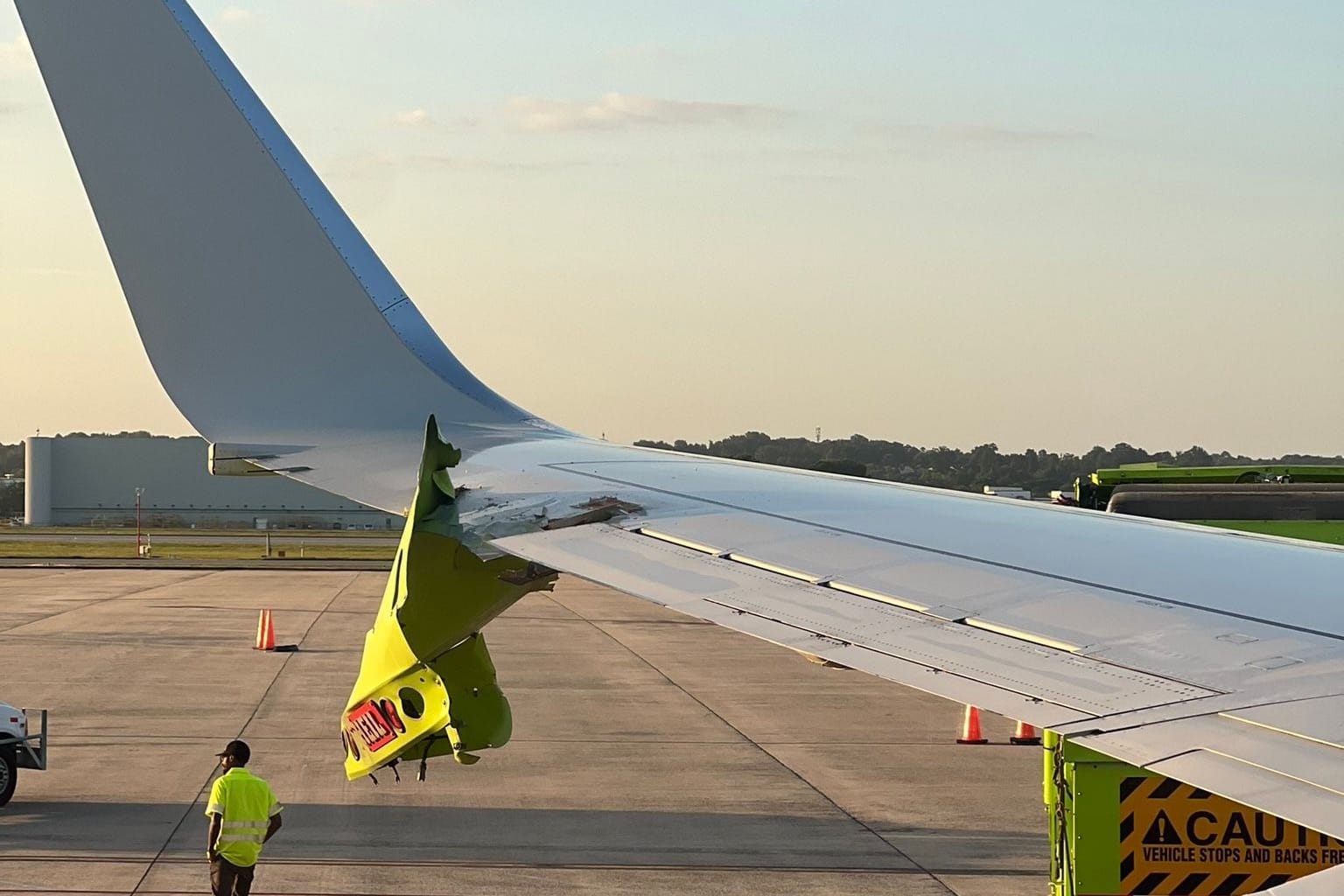 Da hat der Müllwagen einen Teil seines Daches in der Tragfläche der Fliegers vergessen. Für 143 Passagiere endete so der Flug vor dem Start.