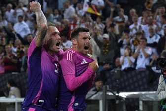 David Raum (links) und Pascal Groß jubeln: Ein spätes Tor brachte Deutschland den Sieg gegen Griechenland.