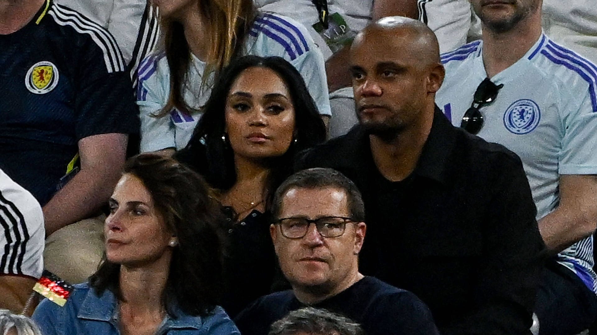 Max Eberl (rechts vorne) und Vincent Kompany (rechts hinten): Der Sportvorstand und der Trainer des FC Bayern waren als Zuschauer beim EM-Eröffnungsspiel in der Münchner Arena.