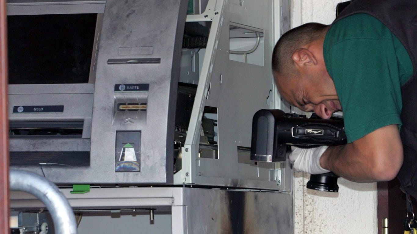 Mitarbeiter der Spurensicherung an einem zerstörten Geldautomaten (Symbolbild): Die Höhe der Beute ist unbekannt.