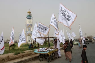 Taliban-Fahnen