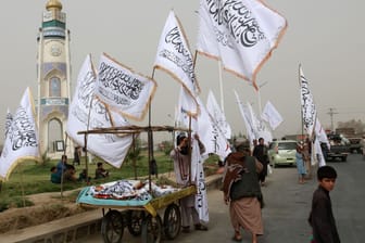 Die Taliban auf einer afghanischen Straße (Archivbild): Sie wollen nun mit Deutschland verhandeln.