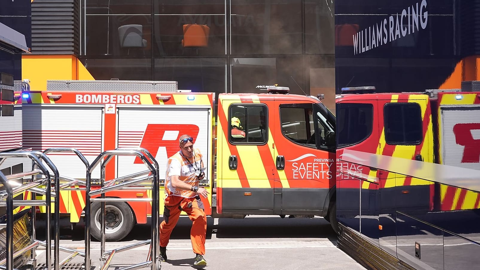 Einsatzkräfte nach dem Brand im Fahrerlager: Die Unruhe in Barcelona konnte unter Kontrolle gebracht werden.