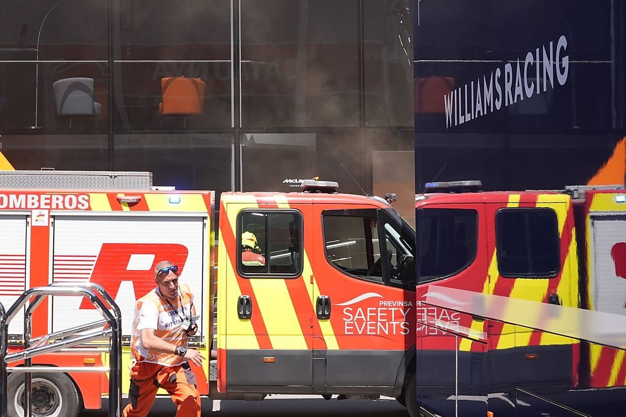 Einsatzkräfte nach dem Brand im Fahrerlager: Die Unruhe in Barcelona konnte unter Kontrolle gebracht werden.