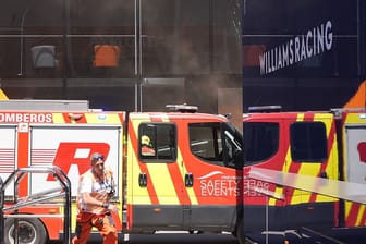 Einsatzkräfte nach dem Brand im Fahrerlager: Die Unruhe in Barcelona konnte unter Kontrolle gebracht werden.