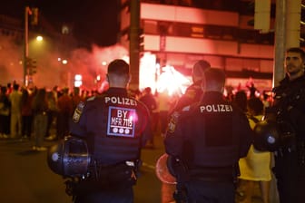 Türkische Fans feiern in Nürnberg: Leider hat die Partystimmung auch negative Seiten – unter anderem wird Pyrotechnik gezündet.