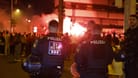 Türkische Fans feiern in Nürnberg: Leider hat die Partystimmung auch negative Seiten – unter anderem wird Pyrotechnik gezündet.