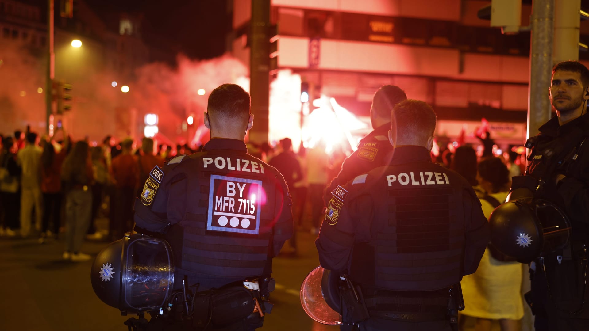 Türkische Fans feiern in Nürnberg: Leider hat die Partystimmung auch negative Seiten – unter anderem wird Pyrotechnik gezündet.