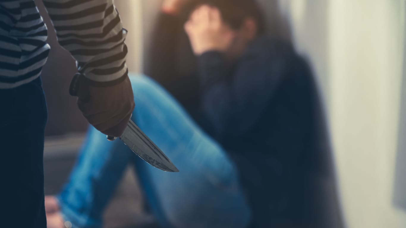 Eine Frau hält ein Messer in der Hand und bedroht einen Mann (Symbolbild): Ein Ermittlungsrichter erließ einen Haftbefehl.