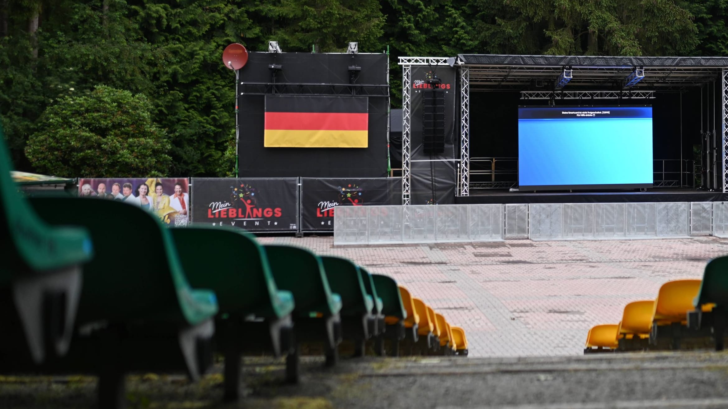 Public Viewing auf der Freilichtbühne im nordfriesischen Wiesmoor: Nicht überall gibt es zum EM-Auftakt ein sommerliches Fußballfest.