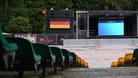 Public Viewing auf der Freilichtbühne im nordfriesischen Wiesmoor: Nicht überall gibt es zum EM-Auftakt ein sommerliches Fußballfest.