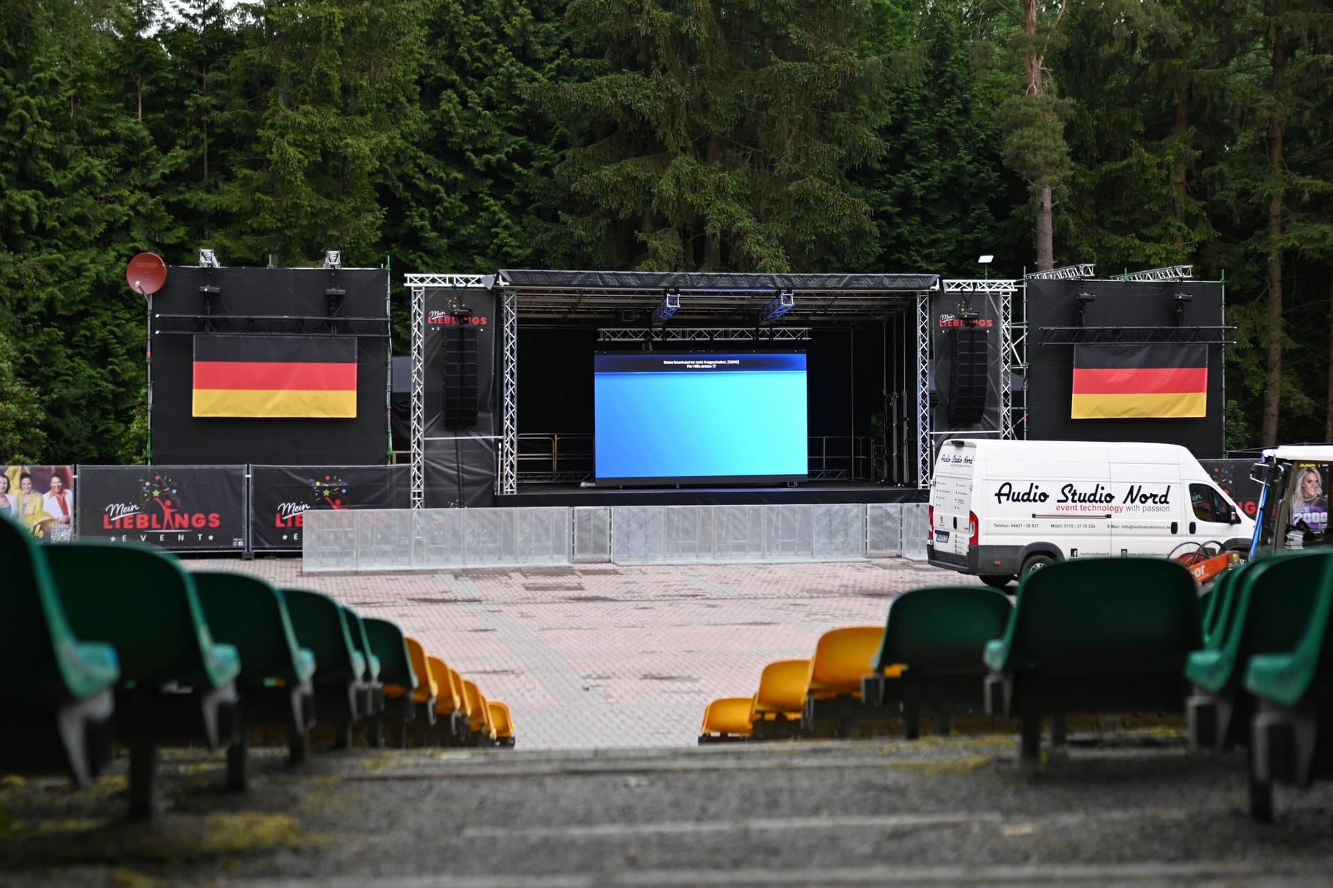 Public Viewing auf der Freilichtbühne im nordfriesischen Wiesmoor: Nicht überall gibt es zum EM-Auftakt ein sommerliches Fußballfest.