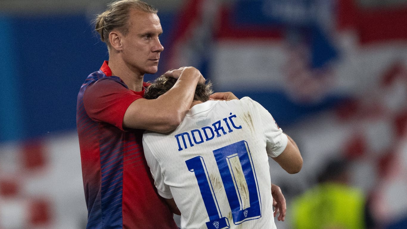 Am Boden zerstört: Kroatiens Domagoj Vida (li.) und Luka Modrić nach dem 1:1 im letzten Gruppenspiel gegen Italien.