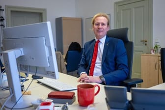 ARCHIV - Kevin Hönicke (SPD), Bezirksstadtrat in Lichtenberg, sitzt in seinem Büro im Rathaus Lichtenberg