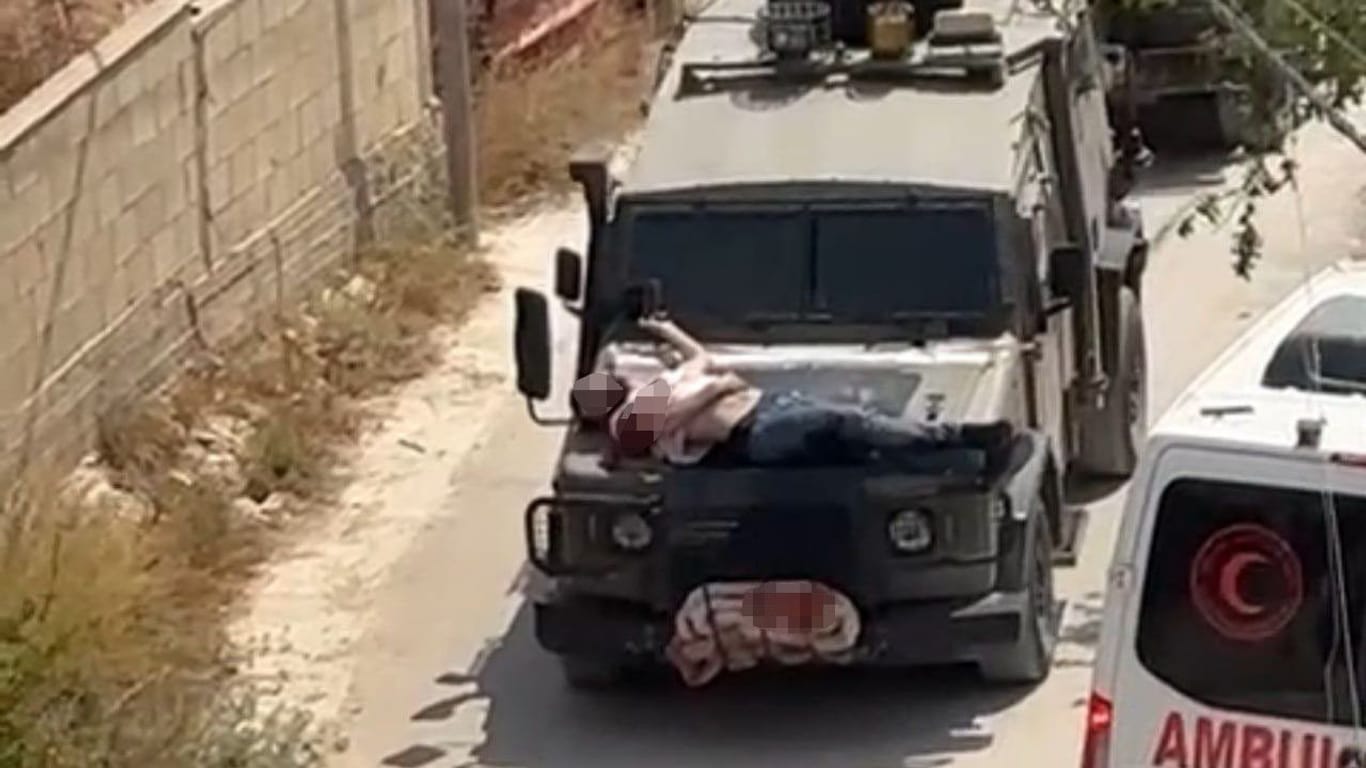 Auf einem Video ist zu sehen, wie die israelische Armee einen Palästinenser auf die Motorhaube spannt.