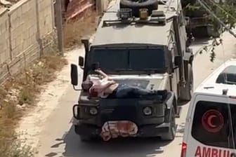 Auf einem Video ist zu sehen, wie die israelische Armee einen Palästinenser auf die Motorhaube spannt.