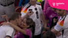 Julian Nagelsmann küsst Freundin Lena auf der Tribüne nach dem 2:0 gegen Ungarn