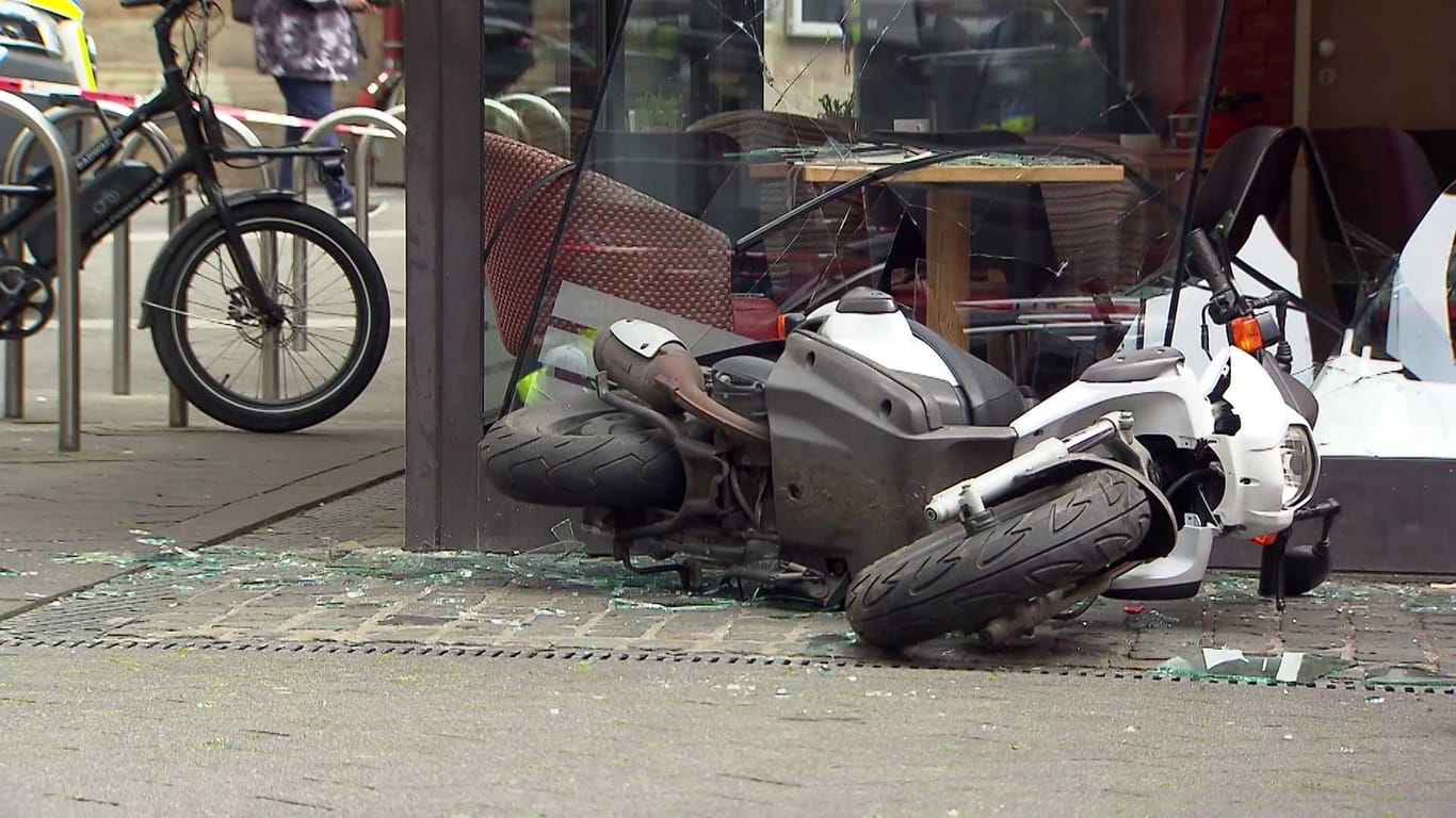 Verunglückter Roller vor einer Bäckerei: Bei dem Unfall wurde eine Kundin leicht verletzt.