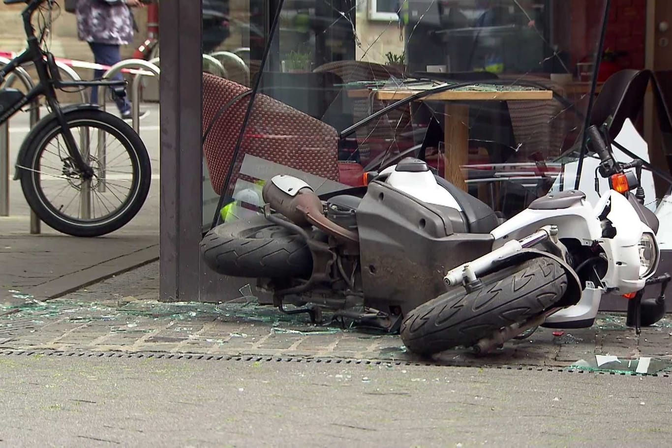 Verunglückter Roller vor einer Bäckerei: Bei dem Unfall wurde eine Kundin leicht verletzt.