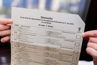Ein Stimmzettel für die Europawahl 2024 des Landes Berlin (Archivbild): Die Wahllokale haben geöffnet.