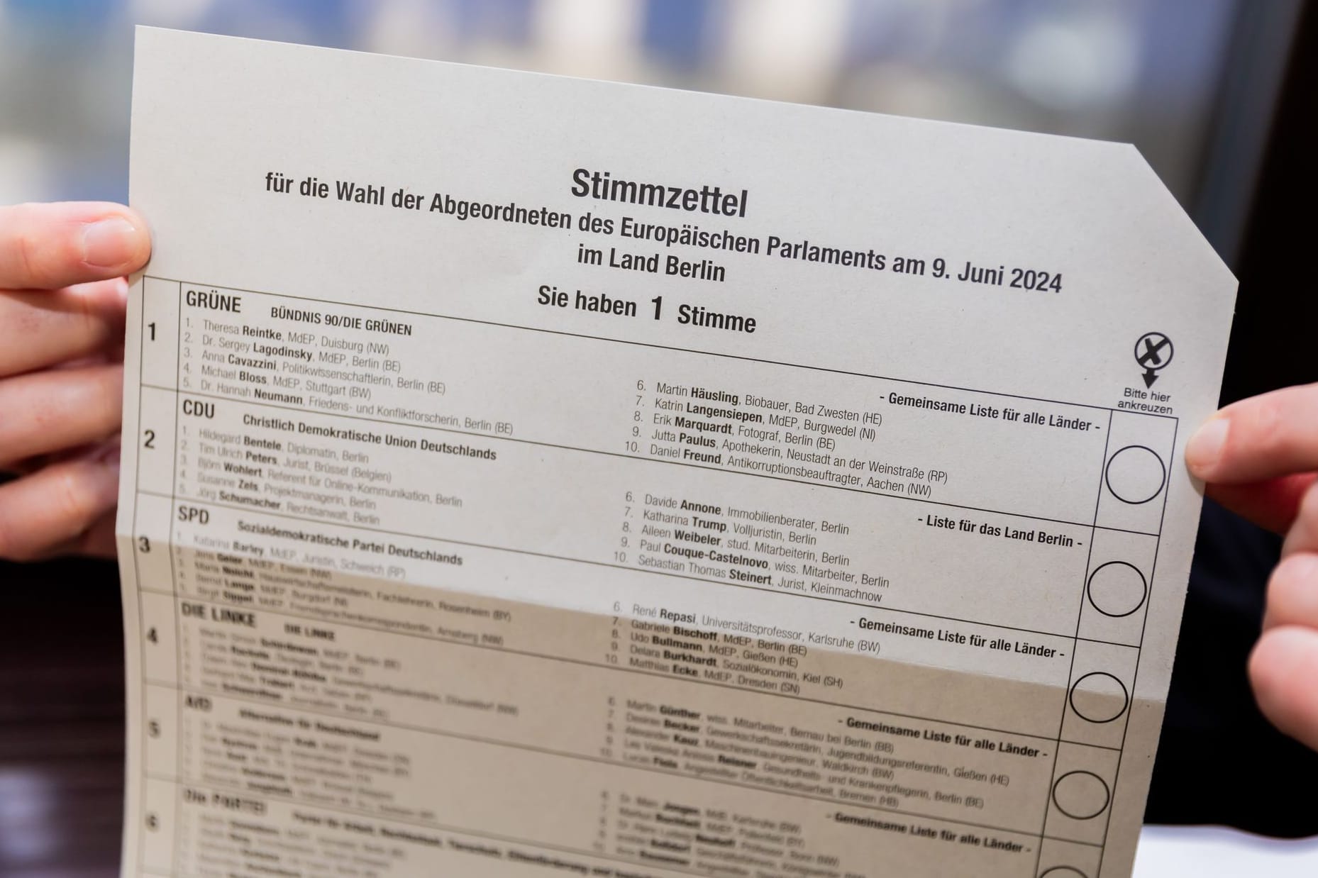 Ein Stimmzettel für die Europawahl 2024 des Landes Berlin (Archivbild): Die Wahllokale haben geöffnet.