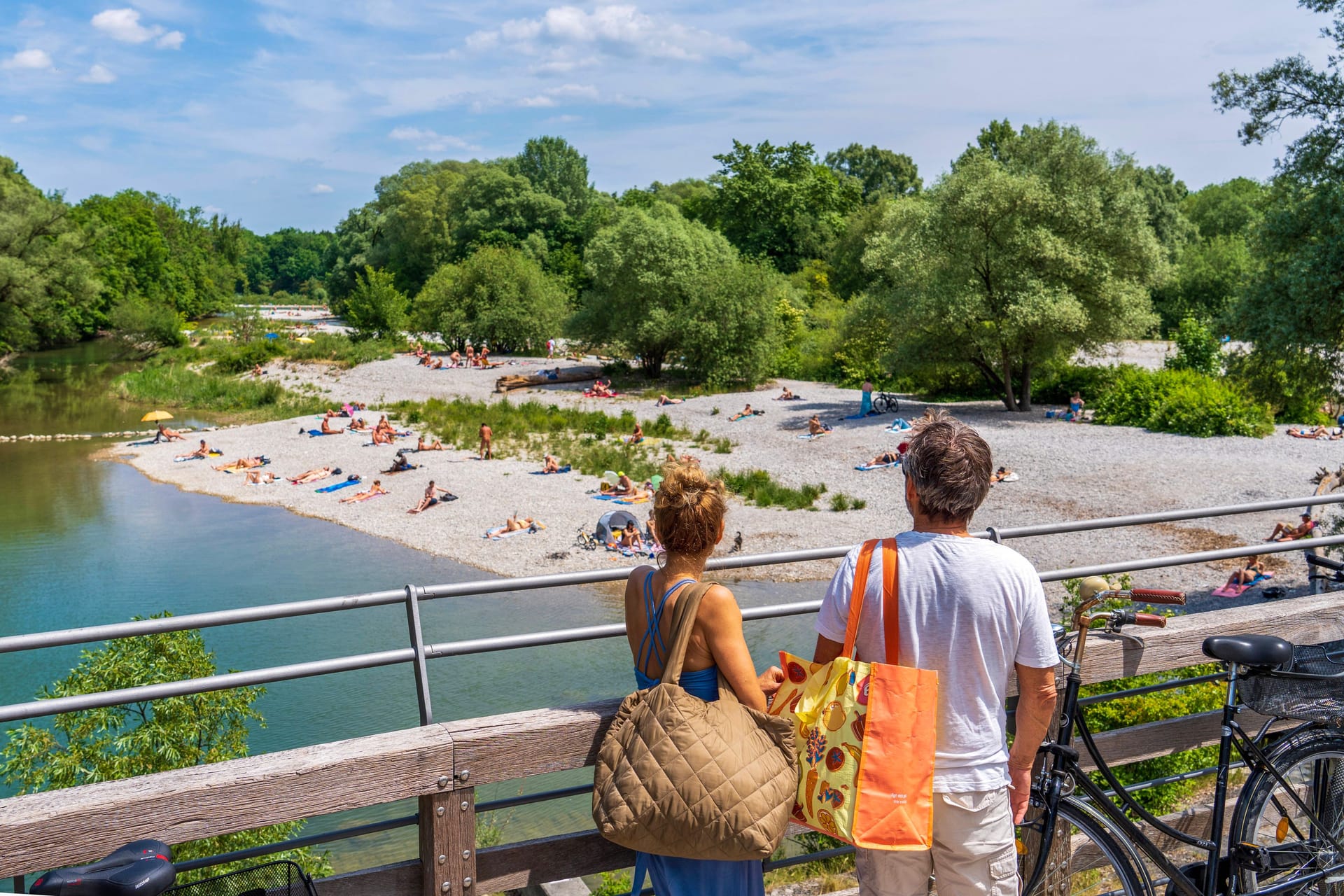 Menschen sonnen sich am Flaucher (Archivbild): Am Wochenende droht in München eine hohe Belastung durch UV-Strahlen.