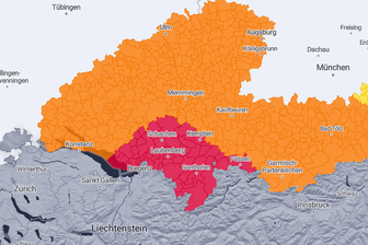 Unwetterwarnungen am Montag: in vier Landkreisen hat der Deutsche Wetterdienst die Warnungen verschärft.