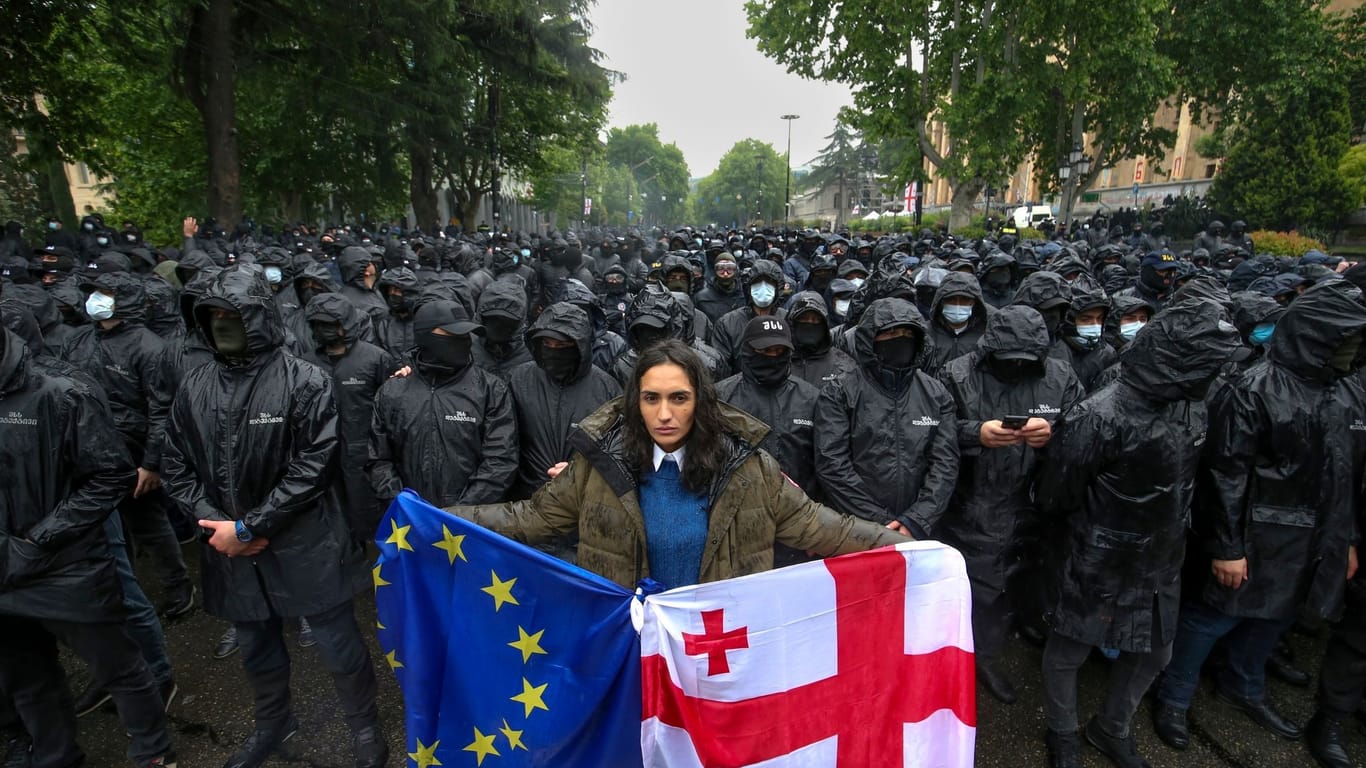 Proteste gegen umstrittenes Gesetz in Georgien