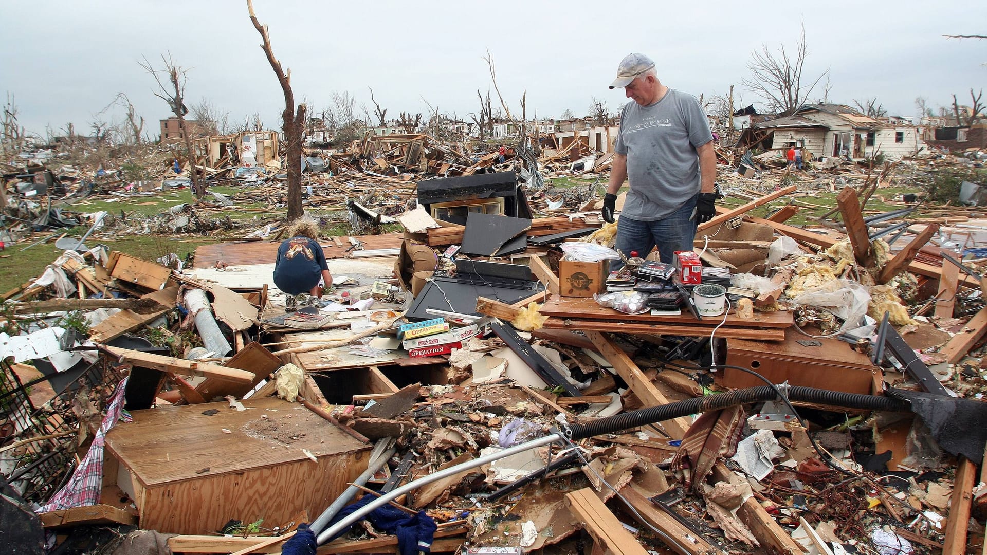 Überlebende in den Trümmern der 50.000-Einwohner-Stadt Joplin: Hiert wütete 2011 ein F5-Tornado.