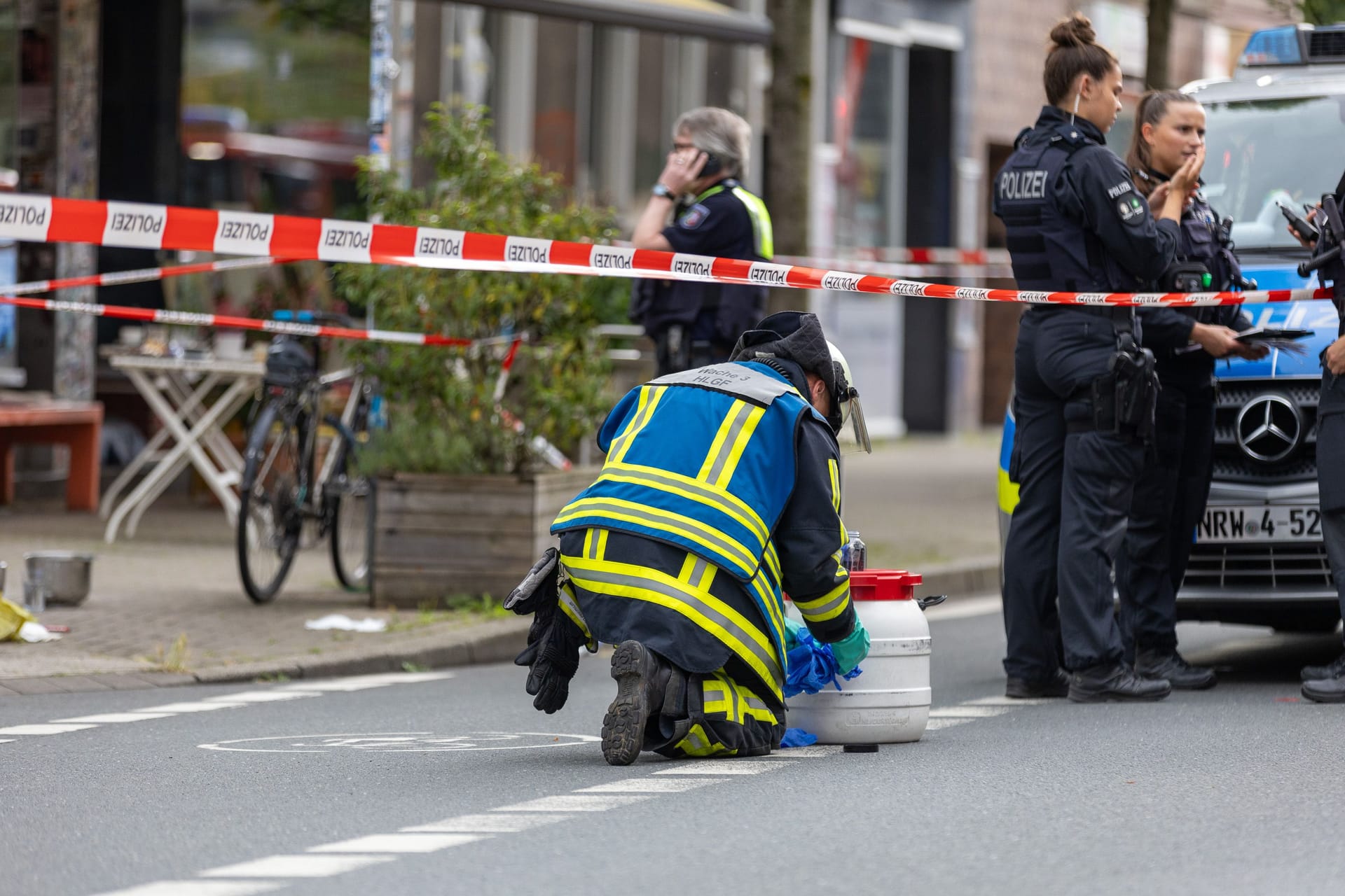 Die Feuerwehr Bochum ist in der Oskar-Hoffmann-Straße im Einsatz. Dort hat es aus bisher unklarer Ursache mehrere Verletzte gegeben. Weitere Informationen in Kürze