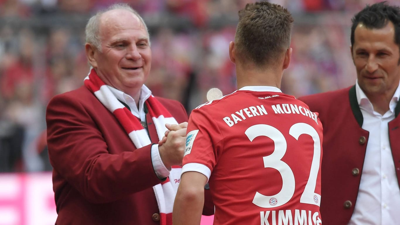 Uli Hoeneß (l.) und Joshua Kimmich: Nach dem Nationalspieler äußerte auch der Klubpatron scharfte Kritik am FC Bayern.