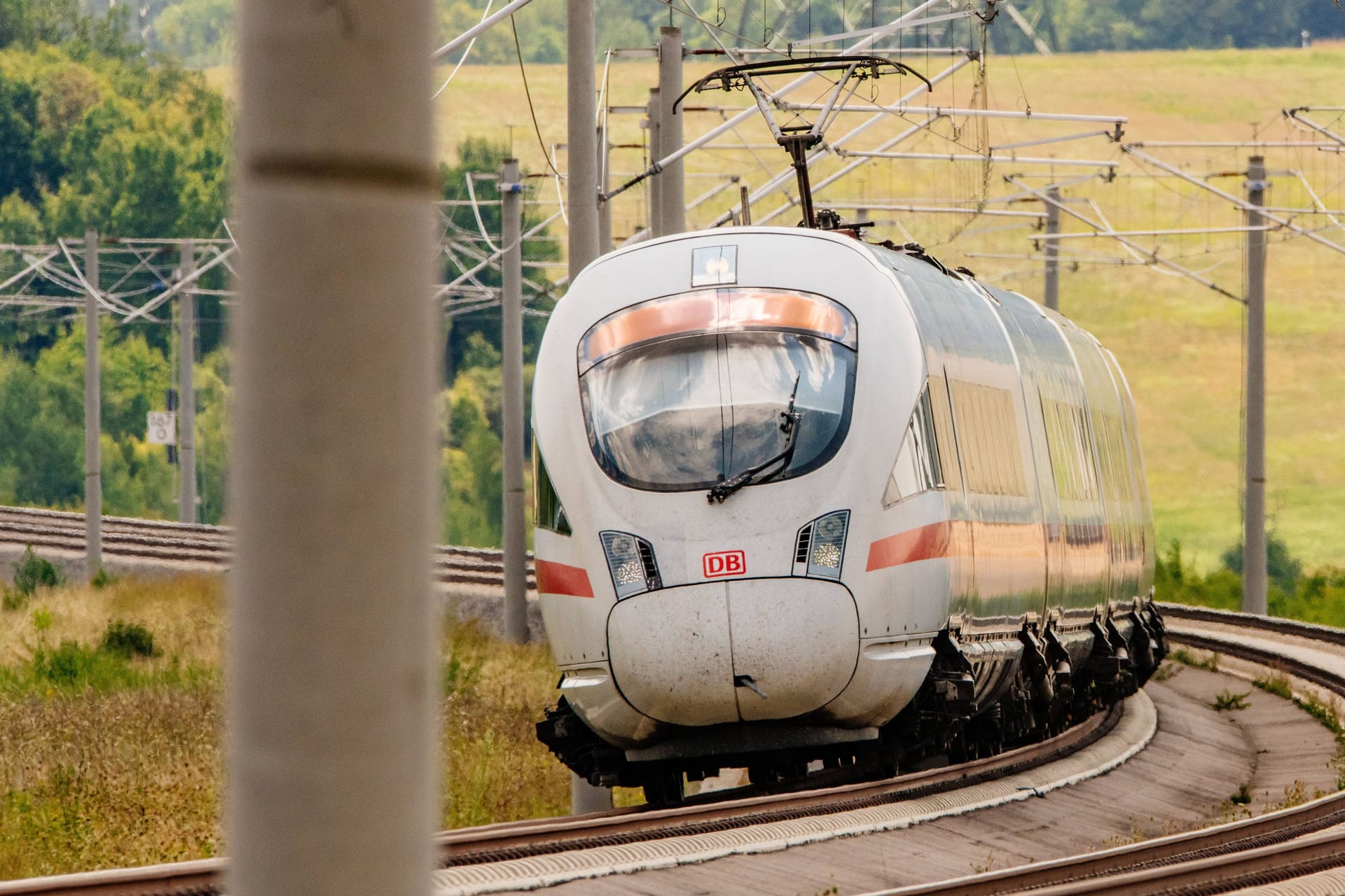 Ein ICE auf dem Weg nach Hamburg-Altona (Symbolbild): Ab August kommt es zu monatelangen Einschränkungen.