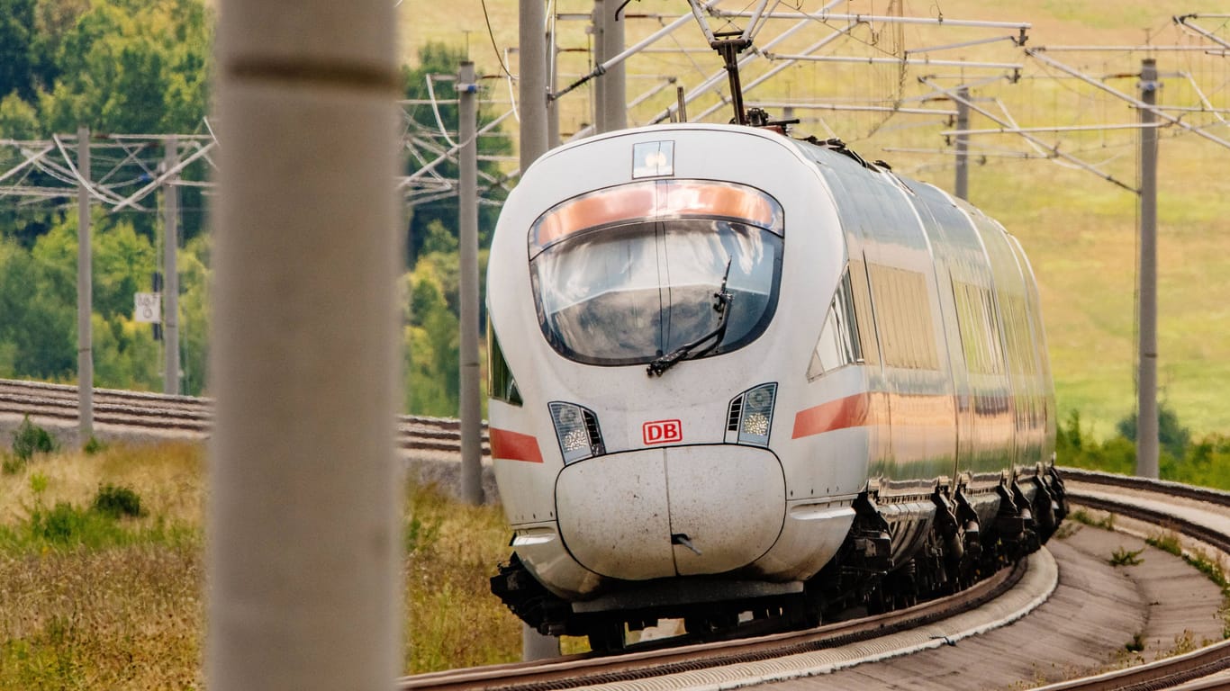 Ein ICE auf dem Weg nach Hamburg-Altona (Symbolbild): Ab August kommt es zu monatelangen Einschränkungen.