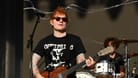 Pop-Superstar Ed Sheeran bei einem Konzert (Archivfoto): Beim Fanfest in München wollen ihn deutlich weniger sehen als erwartet.