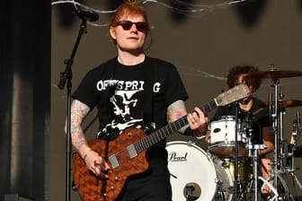 Pop-Superstar Ed Sheeran bei einem Konzert (Archivfoto): Beim Fanfest in München wollen ihn deutlich weniger sehen als erwartet.