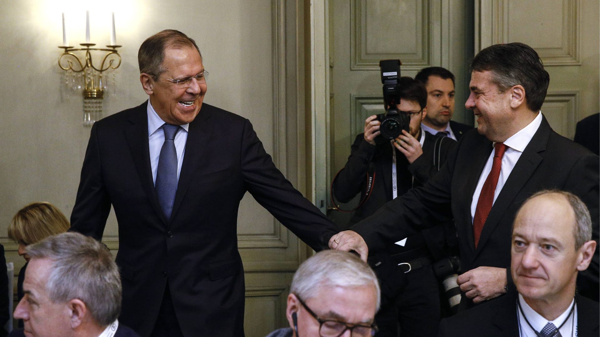 Münchner Sicherheitskonferenz 2018: Russlands Außenminister Sergej Lawrow (l.) und Sigmar Gabriel sind bester Stimmung.