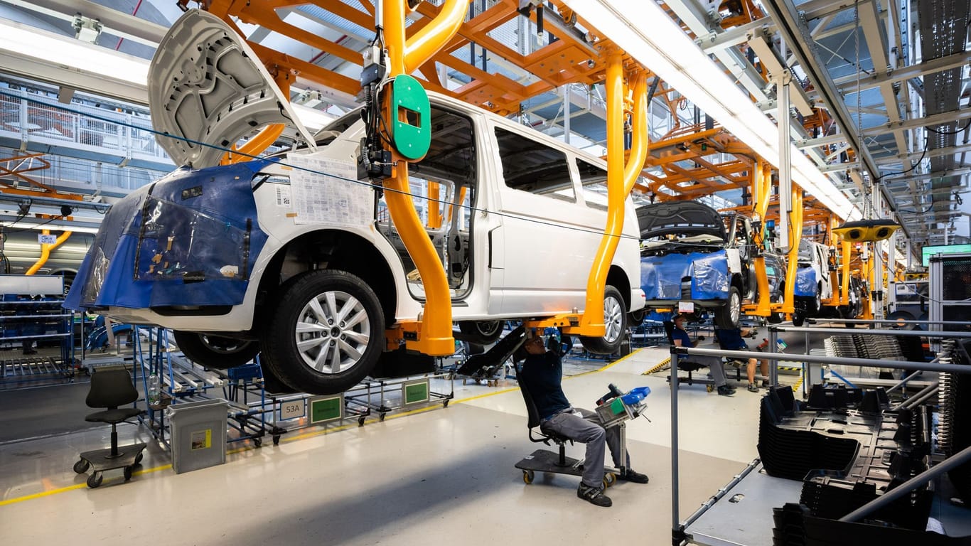 Ein Mensch arbeitet in Stöcken an einem VW-Transporter (Archivbild): Ende Juni läuft die Produktion des Modells T6.1 aus.