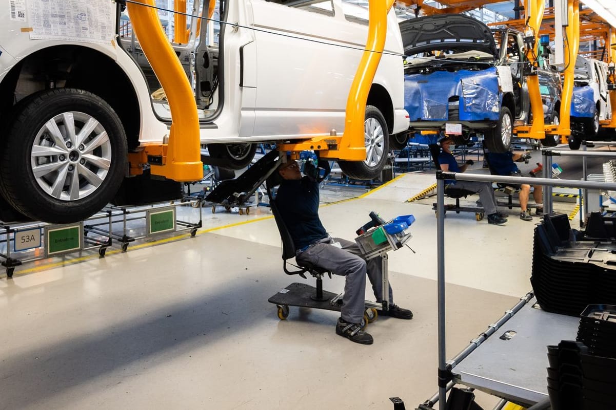 Ein Mensch arbeitet in Stöcken an einem VW-Transporter (Archivbild): Ende Juni läuft die Produktion des Modells T6.1 aus.