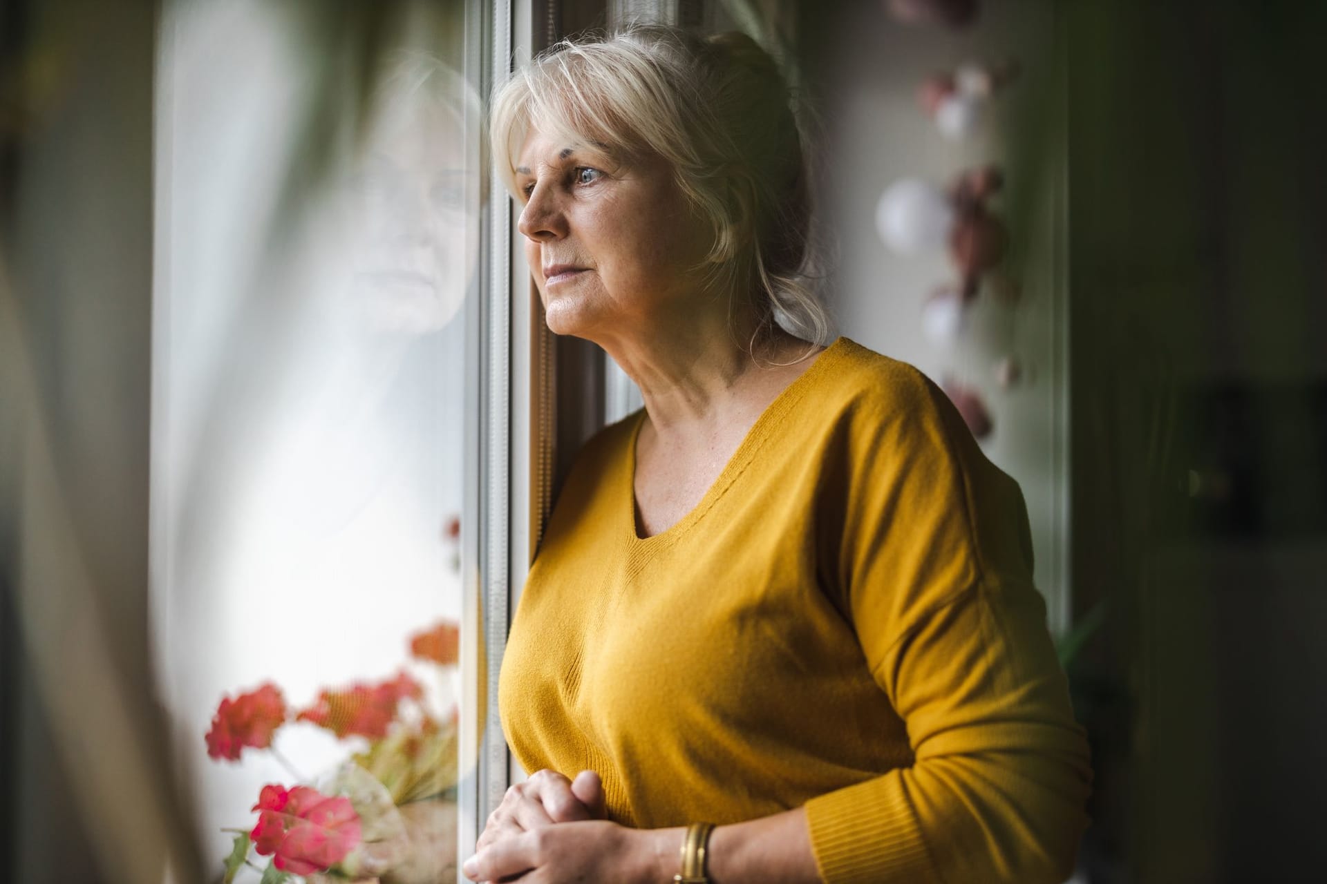 Besorgte ältere Frau: Die Rente scheint vielen Deutschen nicht mehr sicher zu sein. Besorgte ältere Frau: Die Rente scheint vielen Deutschen nicht mehr sicher zu sein.