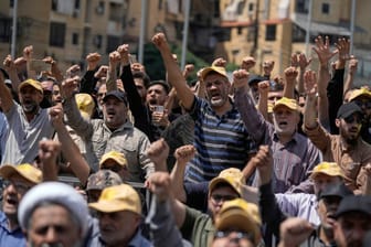 Unterstützer der militanten Hisbollah-Miliz bei einer Trauerfeier für den getöteten Kommandeur Taleb Sami Abdullah im Libanon.