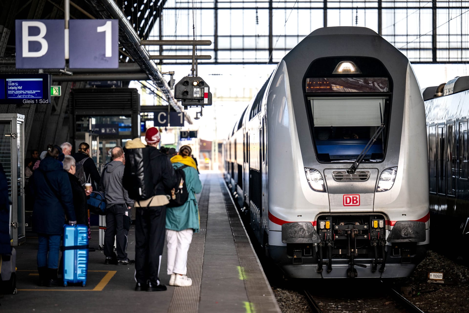 Reisende stehen an einem Gleis vom Bremer Hauptbahnhof: Es kommt am Mittwoch zu Einschränkungen.