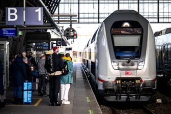 Reisende stehen an einem Gleis vom Bremer Hauptbahnhof: Es kommt am Mittwoch zu Einschränkungen.