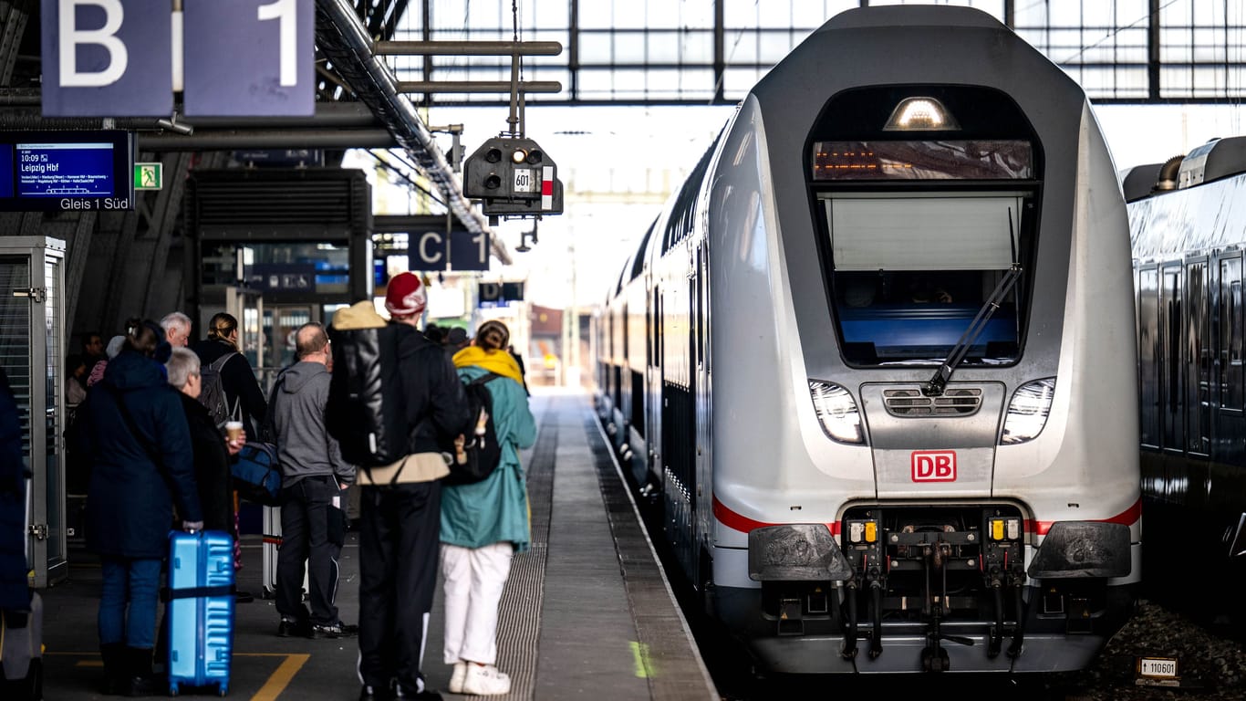 Reisende stehen an einem Gleis vom Bremer Hauptbahnhof: Es kommt am Mittwoch zu Einschränkungen.