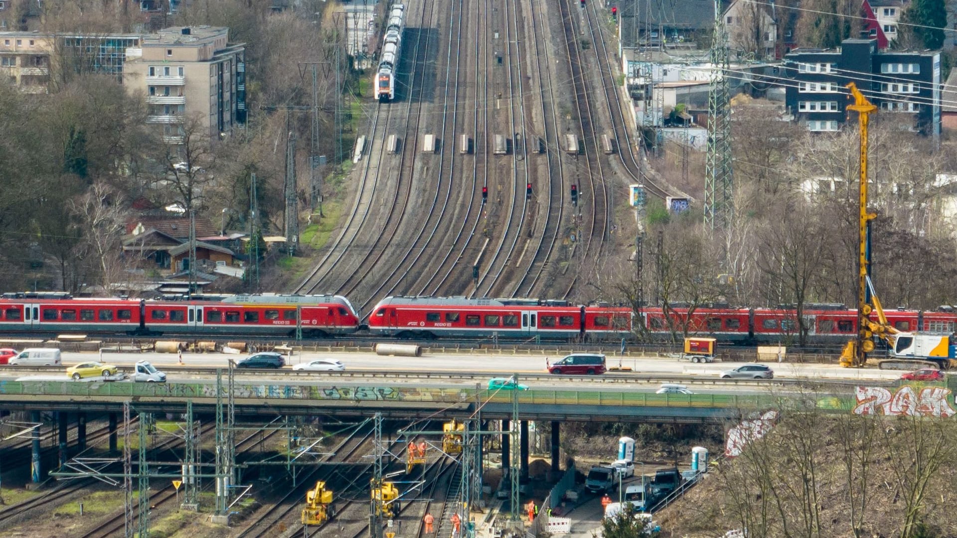 Bahn sperrt Strecke im Ruhrgebiet Bahn sperrt Strecke im Ruhrgebiet