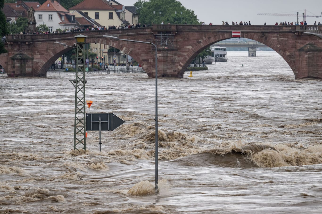 Hochwasser am Neckar in Heidelberg in Baden-Württemberg.