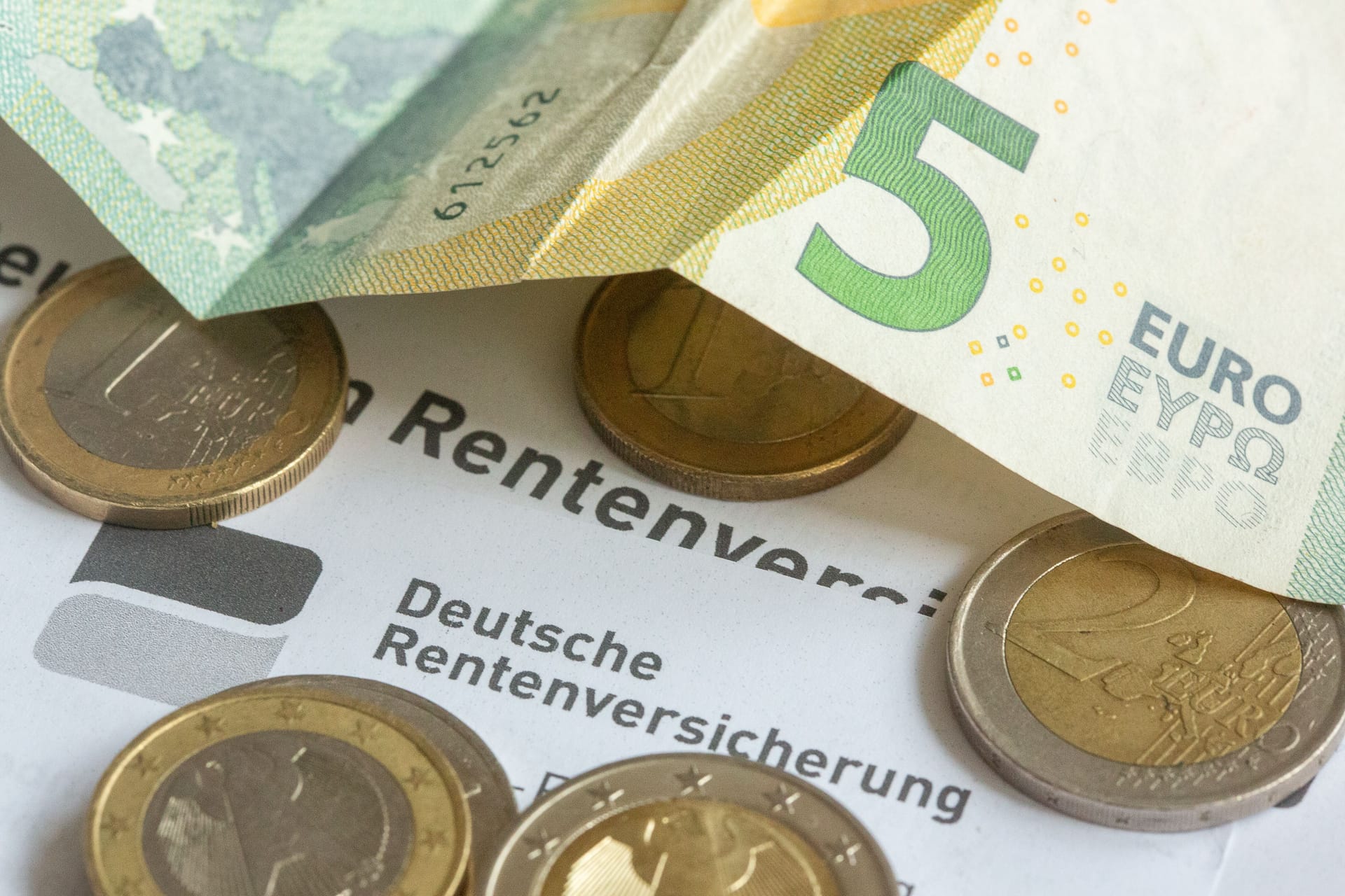 Renten steigen: Ab 1. Juli erhöhen sich die Bezüge der rund 21 Millionen Rentnerinnen und Rentner.