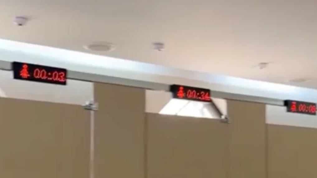 Die Timer über den Toiletten: Ein Screenshot aus einem Video, den ein User auf der Plattform Weibo hochgeladen hat.