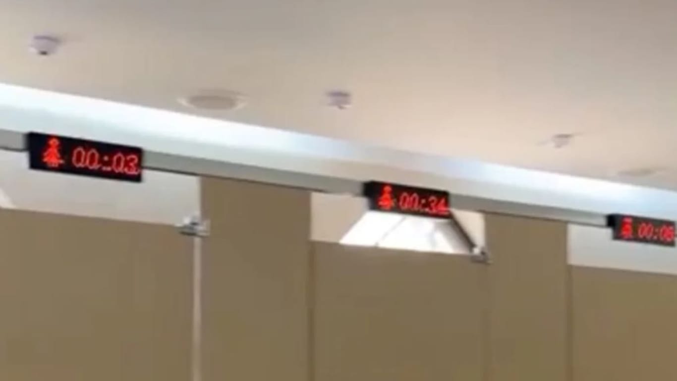 Die Timer über den Toiletten: Ein Screenshot aus einem Video, den ein User auf der Plattform Weibo hochgeladen hat.