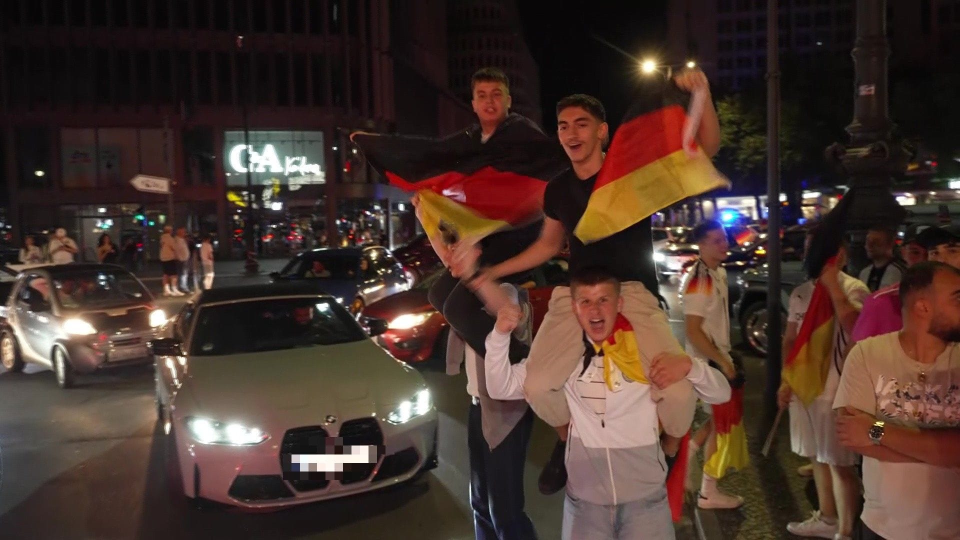 Feiernde Deutschland-Fans in Charlottenburg: Hunderte Menschen feierten am Ku'damm.